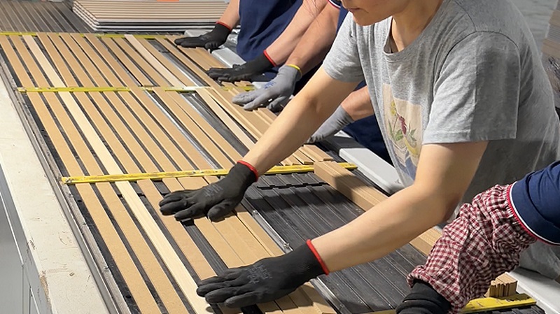 À l’intérieur de notre usine de panneaux acoustiques : de la production de précision à l’expédition en gros